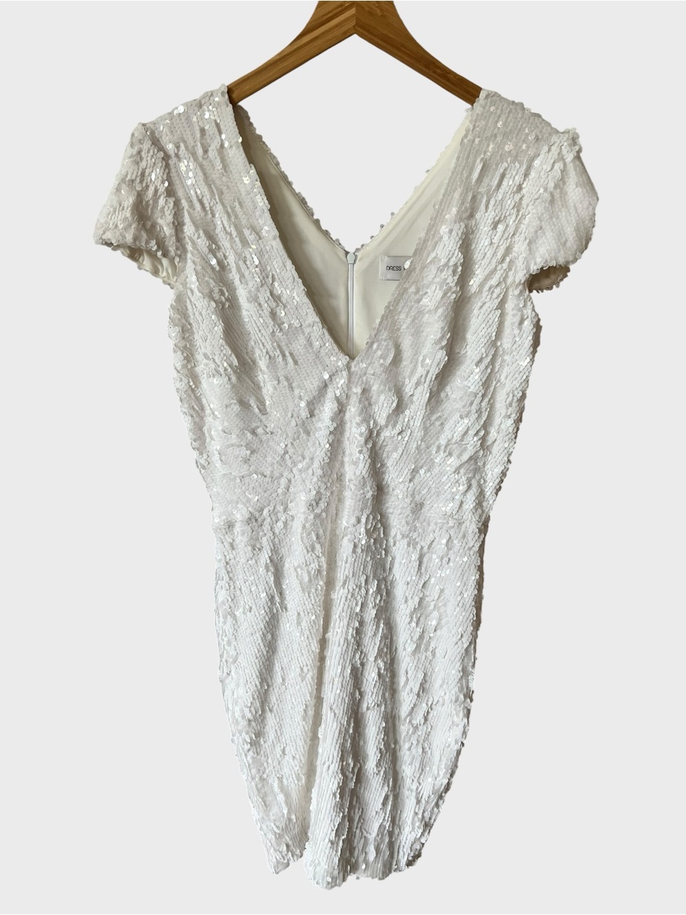 Dress the population Zoe cup sleeves plunging dress.